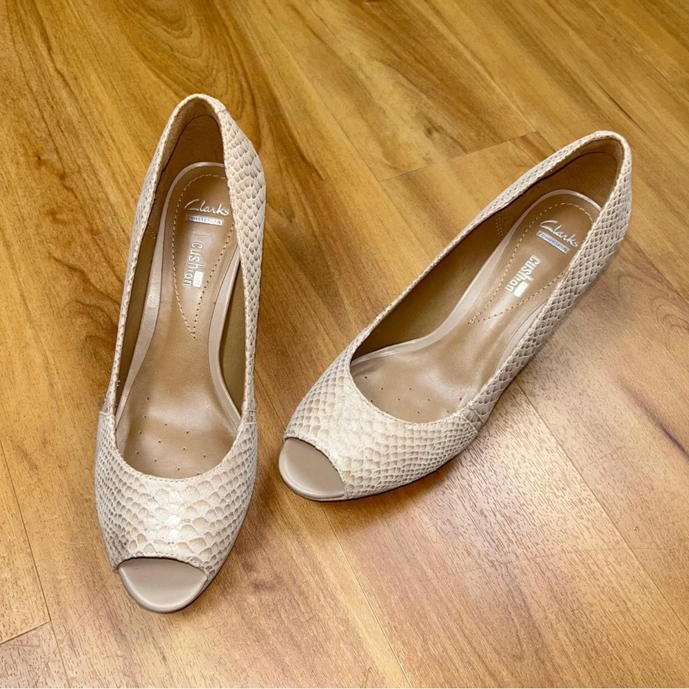 Clarks Women’s Cream Textured‎ Peep-Toe Heels Size 8M